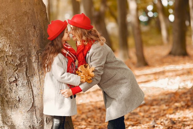 Famille mignonne et élégante dans un parc en automne