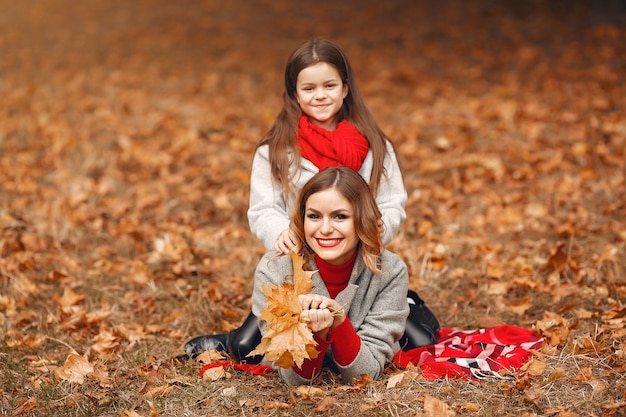 Famille mignonne et élégante dans un parc en automne