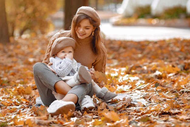 Famille mignonne et élégante dans un parc en automne