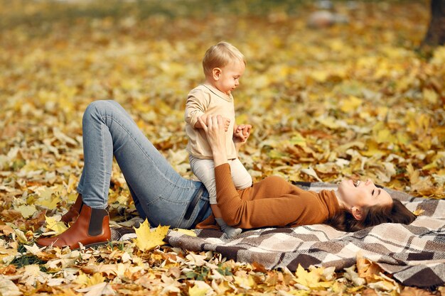 Famille mignonne et élégante dans un parc en automne