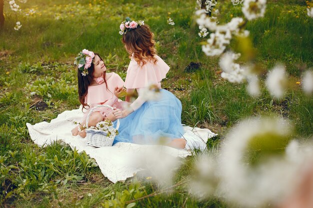 Famille mignonne et élégante dans un parc de printemps