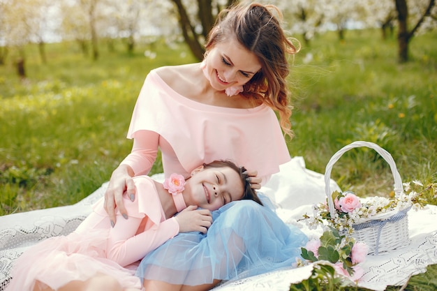 Famille mignonne et élégante dans un parc de printemps