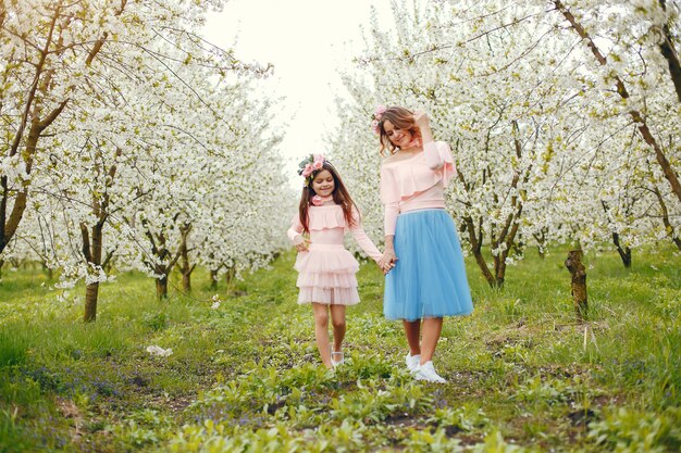 Famille mignonne et élégante dans un parc de printemps