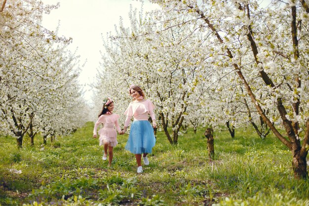 Famille mignonne et élégante dans un parc de printemps