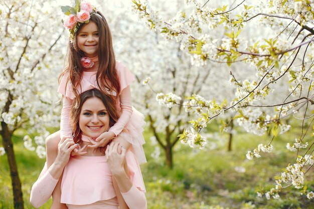 Famille mignonne et élégante dans un parc de printemps