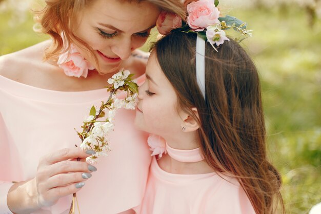 Famille mignonne et élégante dans un parc de printemps