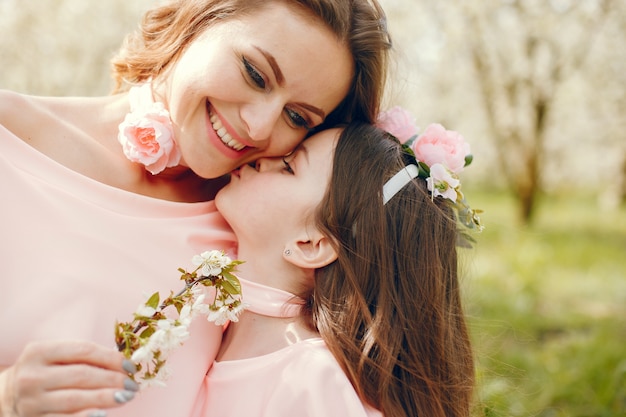 Famille mignonne et élégante dans un parc de printemps