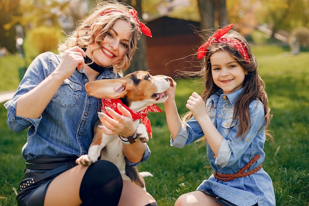 Famille mignonne et élégante dans un parc de printemps