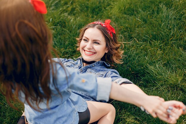 Famille mignonne et élégante dans un parc de printemps