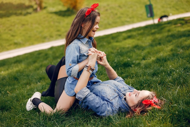 Famille mignonne et élégante dans un parc de printemps