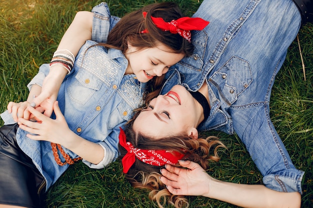 Famille mignonne et élégante dans un parc de printemps