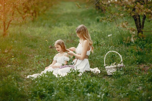 Famille mignonne et élégante dans un parc de printemps