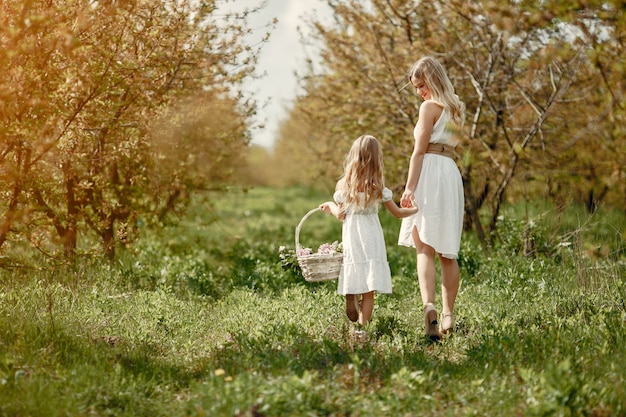 Famille mignonne et élégante dans un parc de printemps