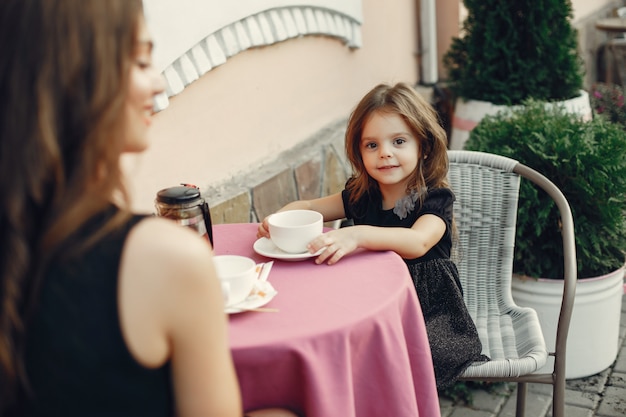 Famille mignonne et élégante dans une ville d&#39;été