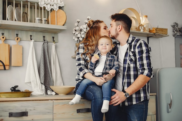 Famille mignonne s&#39;amuser dans la cuisine