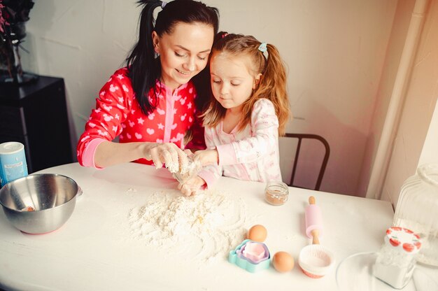 Famille mignonne s&#39;amuser dans une cuisine