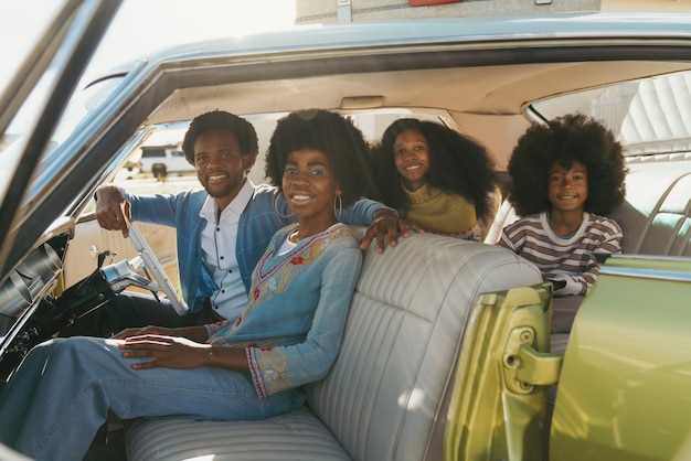 Photo gratuite famille moderne dans un style rétro