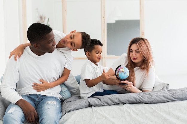 Famille multiculturelle jouant à l'intérieur