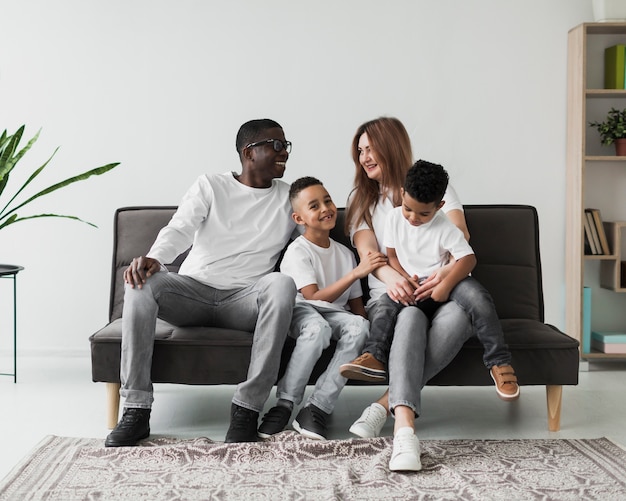 Famille multiculturelle passer du temps ensemble à l'intérieur