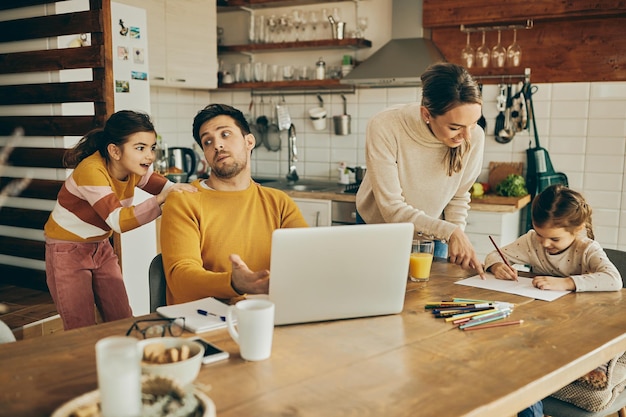 Famille multitâche à la maison