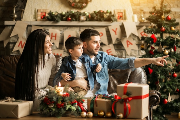 Famille à Noël avec des cadeaux