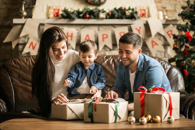 Famille à Noël avec des cadeaux