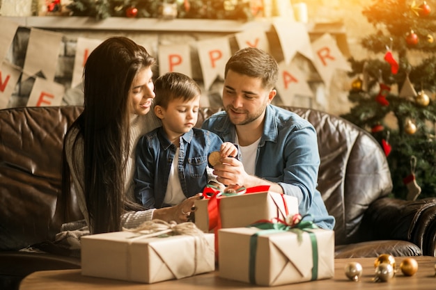 Famille à Noël avec des cadeaux