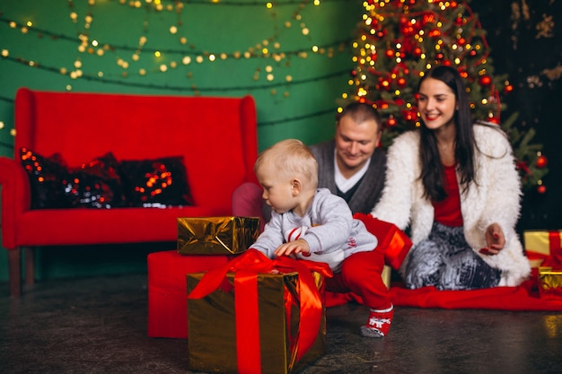 Famille à Noël près du sapin