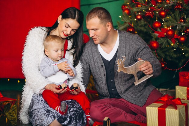 Famille à Noël près du sapin