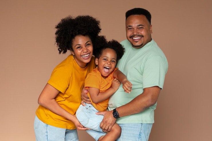 Photo gratuit une famille noire posant dans un studio.