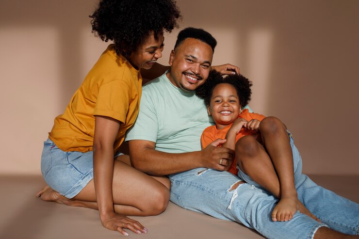 Photo gratuit une famille noire posant dans un studio.