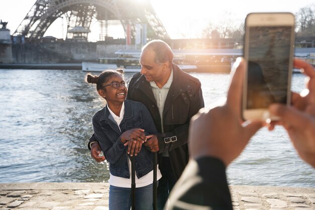 Famille noire prenant une photo lors de son voyage à paris