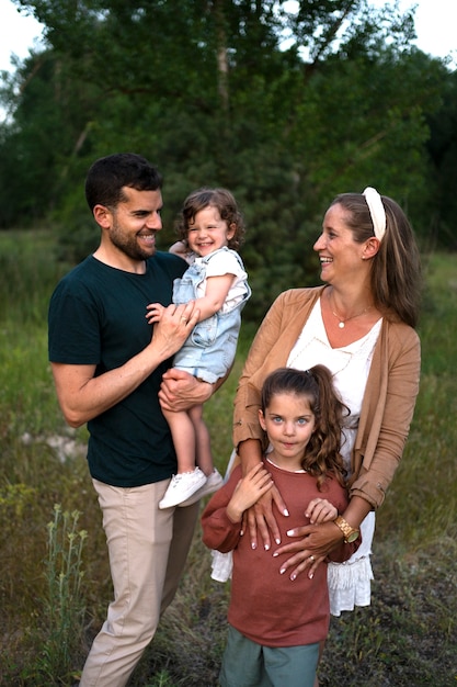 Photo gratuite famille nomade s'amusant dans la nature