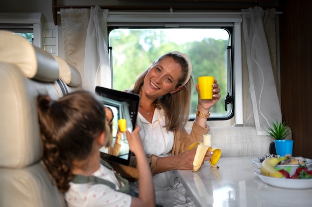 Photo gratuite famille nomade s'amusant ensemble dans une petite maison