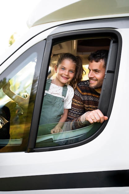 Photo gratuite famille nomade s'amusant ensemble dans une petite maison