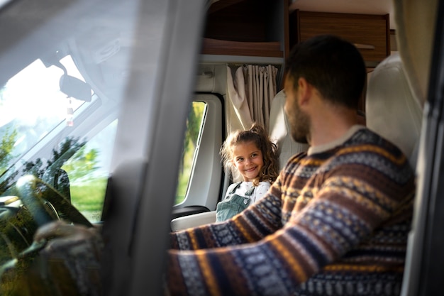 Famille nomade s'amusant ensemble dans une petite maison