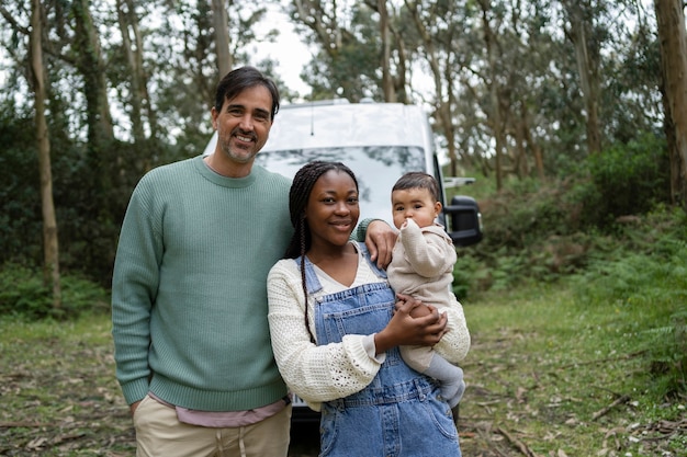 Photo gratuite famille nomade vivant dans la nature