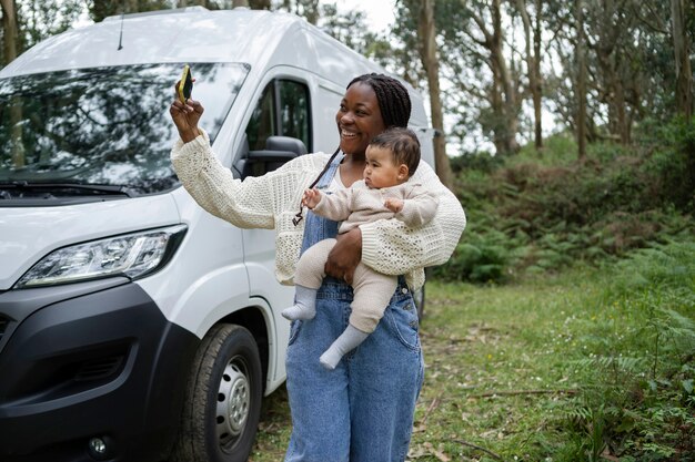 Famille nomade vivant dans la nature