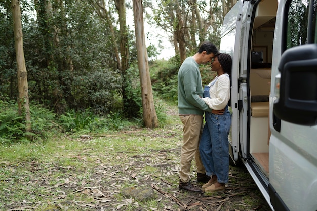 Famille nomade vivant dans la nature