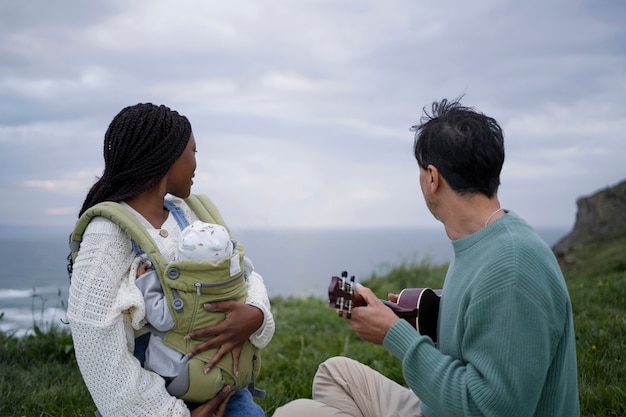 Famille nomade vivant dans la nature