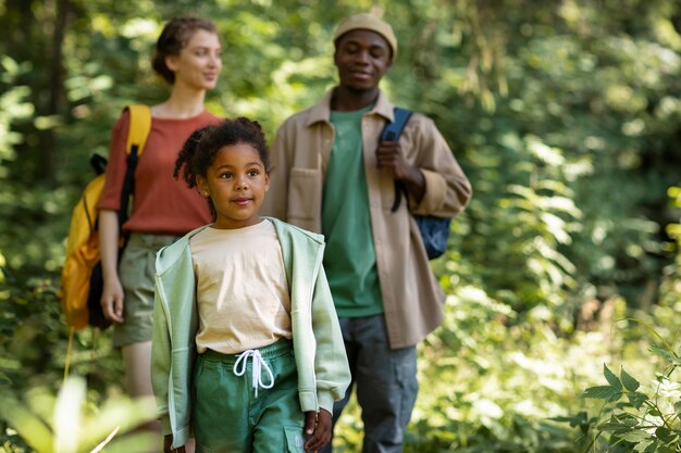 Famille nomade voyageant dans la nature