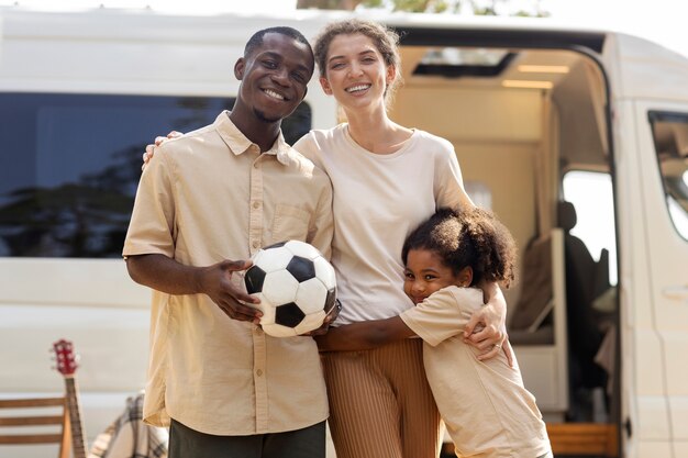 Famille nomade voyageant et vivant dans une camionnette