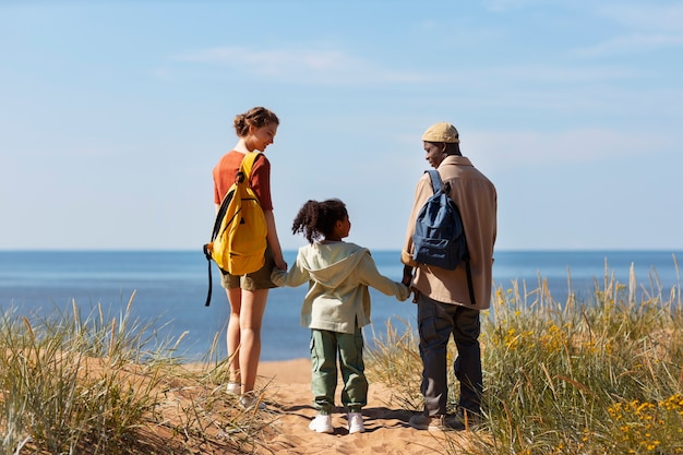 Famille nomade voyageant et vivant dans une camionnette