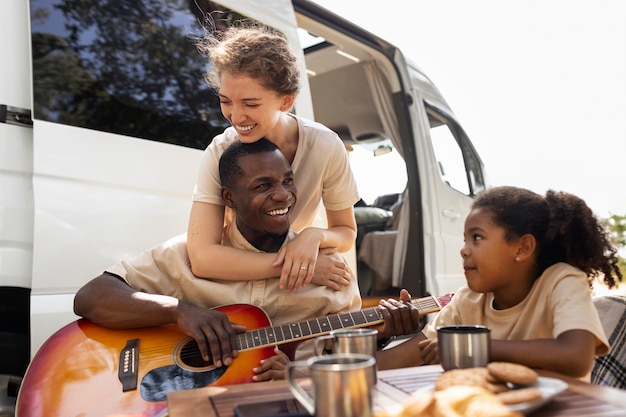 Photo gratuite famille nomade voyageant et vivant dans une camionnette