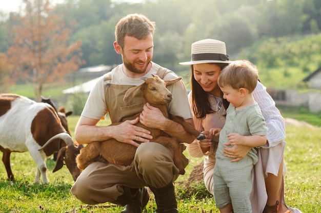 Photo gratuite famille à part entière vivant à la campagne