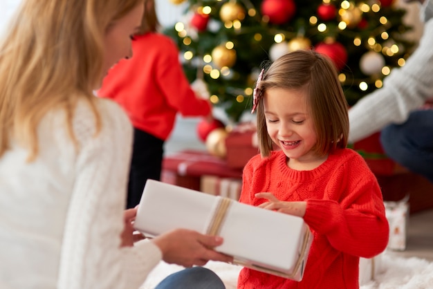 Famille à partir de Noël de l'ouverture des cadeaux