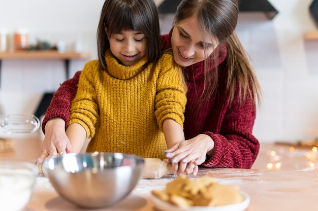 Photo gratuite famille passant du temps ensemble et cuisinant