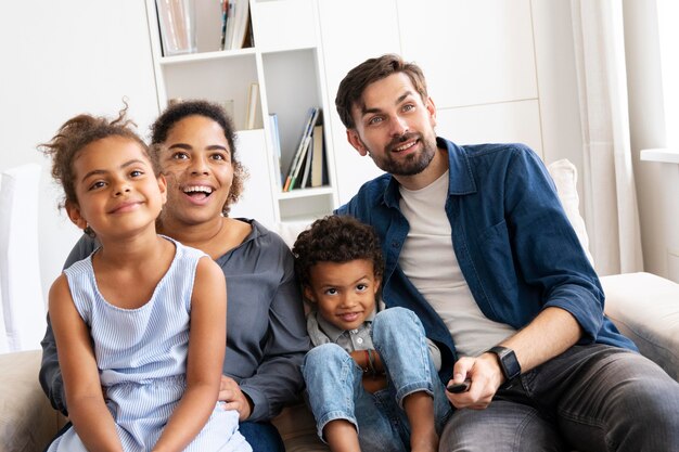 Photo gratuite famille passant du temps ensemble à l'intérieur