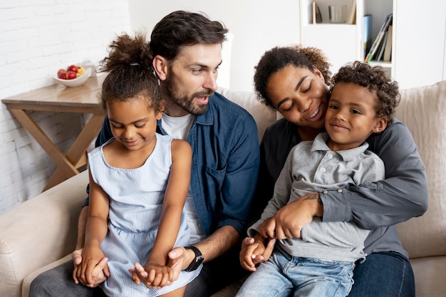 Famille passant du temps ensemble à la maison