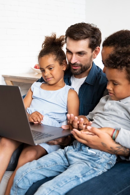 Photo gratuite famille passant du temps ensemble à la maison